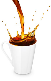 Taza blanca de café caliente.