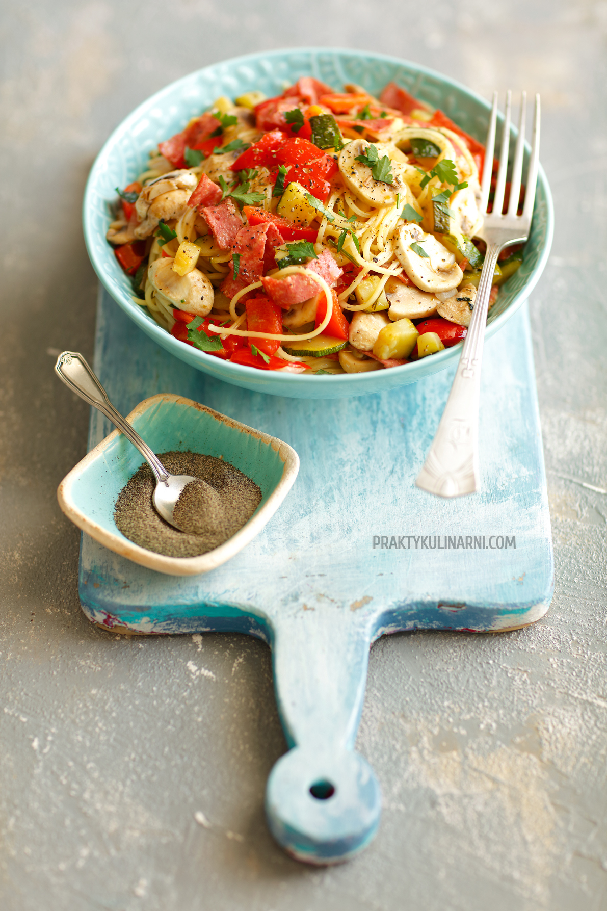 Espaguetis con salami