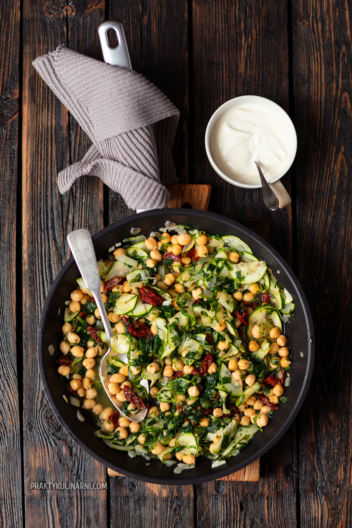 Espaguetis con garbanzos, espinacas y tomates secos, relleno de garbanzos, espinacas