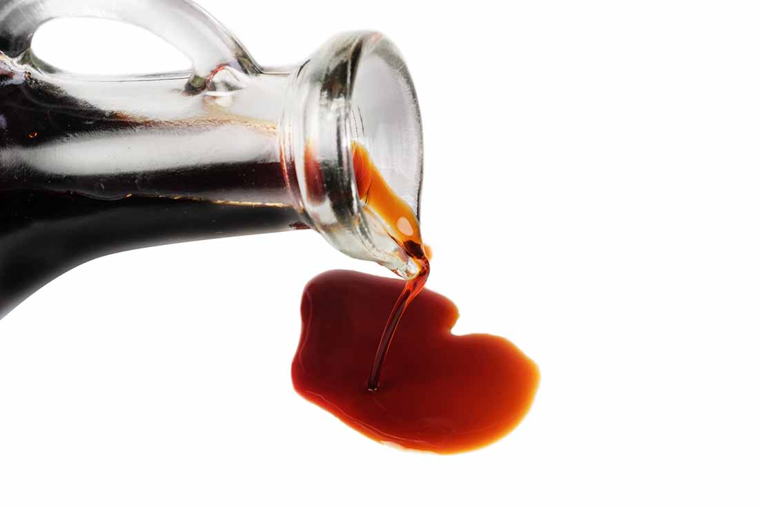 Verter Amino de coco de una botella de vidrio.