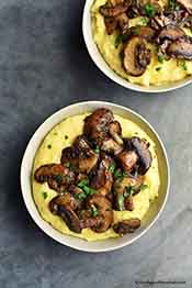Imagen de polenta con queso y champiñones.