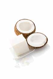 Foto de Coco partido por la mitad, con carne de coco y aceite.