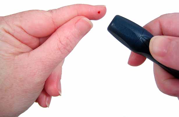 Hombre Comprobación De Los Niveles De Azúcar En La Sangre Con Glucómetro.