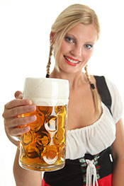 Mujer sosteniendo una pinta de cerveza.