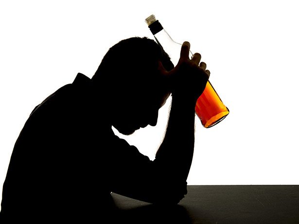 Hombre deprimido bebiendo alcohol.