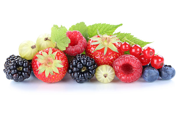 Varias bayas bajas en carbohidratos: fresas, moras, frambuesas, arándanos.