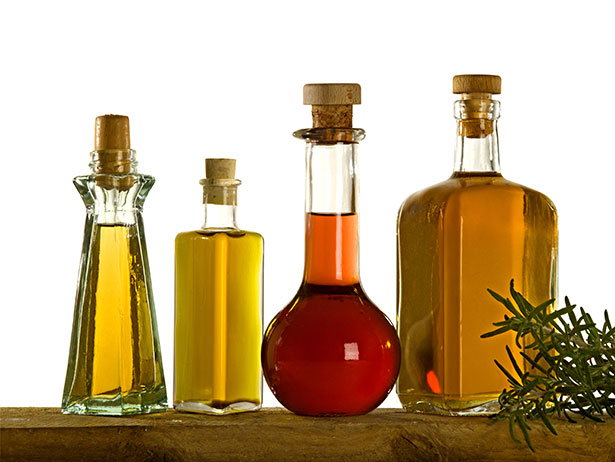 Diversos Aceites De Cocina En Botellas De Vidrio.
