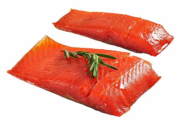 Dos filetes de salmón rojo salvaje de Alaska.