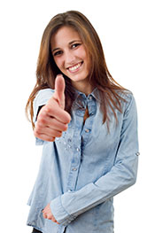 Mujer joven sana feliz que hace la muestra de los pulgares.