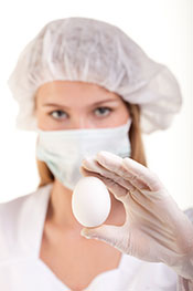 Imagen de un científico en la cabeza de los huevos.