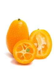 Frutas Kumquat completas y dos mitades.