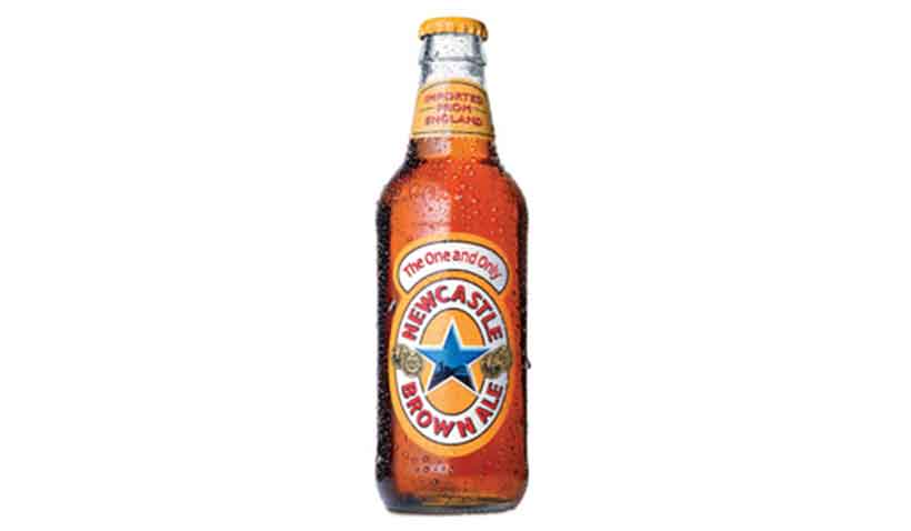 Cerveza Ale de Newcastle. Botella de Newcastle Brown Ale con empaque de la marca Star.
