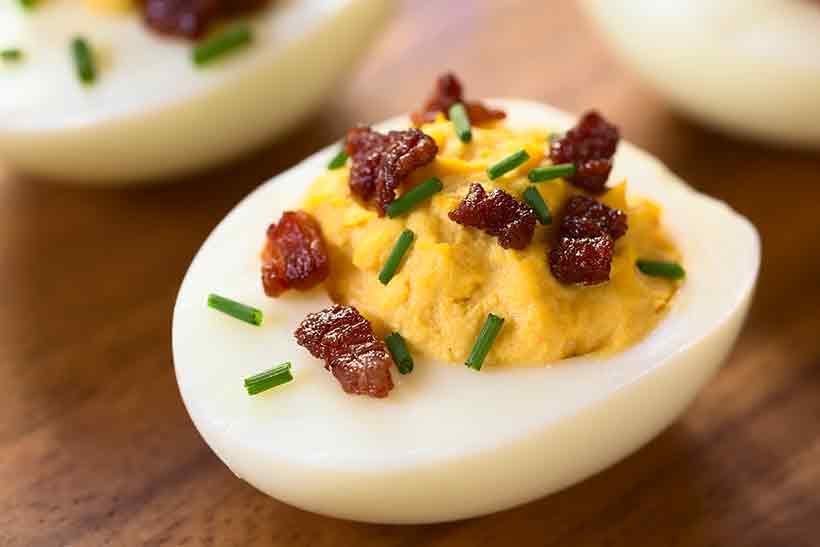 Huevos Rellenos Con Trozos De Tocino Y Cebollino Picado.