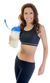Imagen de una mujer joven que bebe suero de leche rico en proteínas.