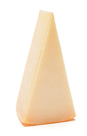 Trozo de queso Cheddar en forma de triángulo.