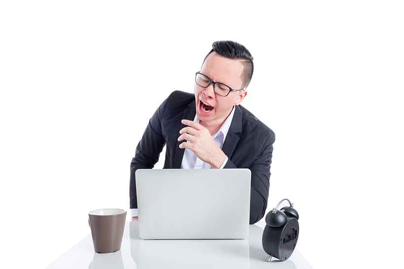 Hombre De Negocios Cansado En Su Escritorio.