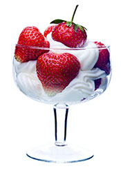 Fresas frescas en vidrio cubiertas con crema espesa y espesa.