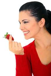 Mujer Disfrutando De Comer Fresas.