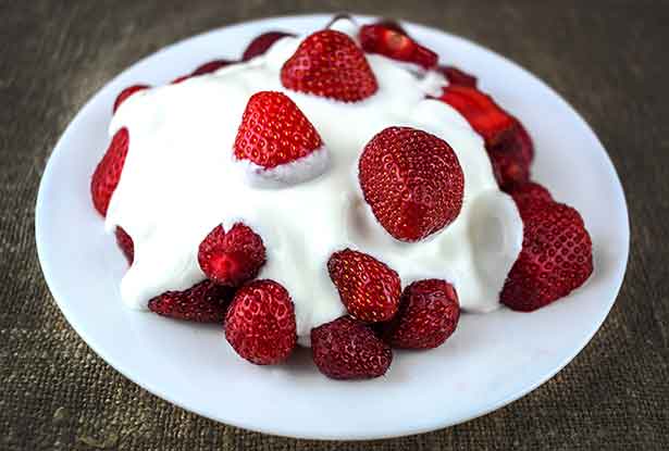 Plato de Fresas Frescas y Crema Pesada de Vainilla.