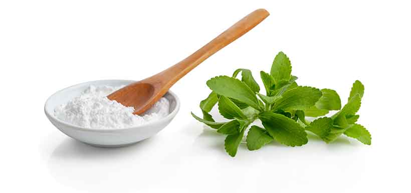 Hojas de Stevia refinadas y polvo de Stevia en un bol.