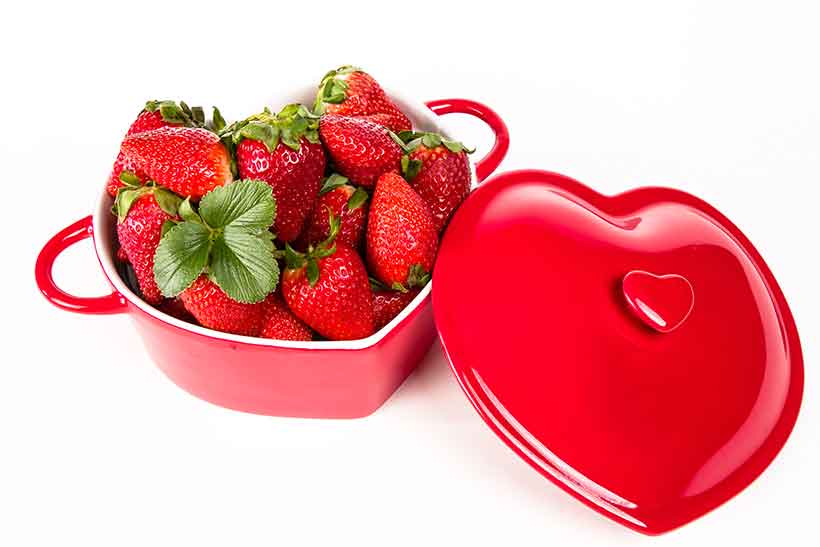 Fresas En Lata Roja En Forma De Corazón.