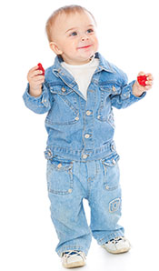 Niño pequeño que posee y come fresas.