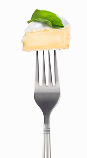 Trozo de camembert en tenedor.