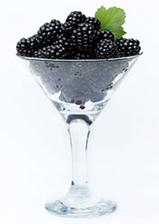 Moras servidas en un recipiente de vidrio.