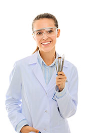 Mujer joven dentista con equipo dental.