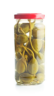 Tarro de cristal de bayas en escabeche.