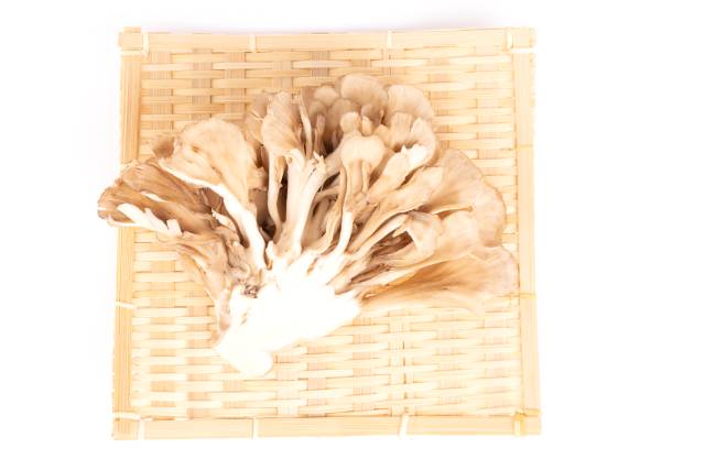 Hongos Maitake En Un Plato De Bambú.