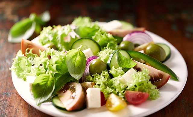 Ensalada griega con queso feta y aceitunas castelvetrano.