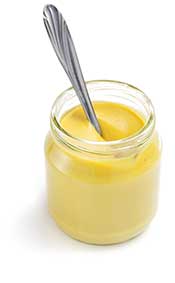 Frasco De Vidrio De Mostaza Amarilla Americana Con Una Cuchara.