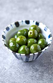 Una mirada aproximada a las aceitunas Castelvetrano en un cuenco.