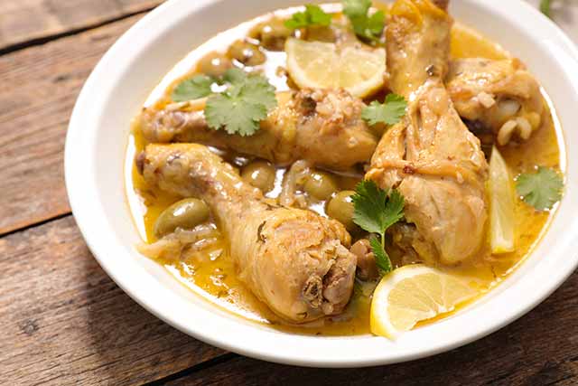 Recipiente Que Contiene Pollo De Tambor En Salsa De Mantequilla De Limón.