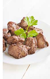 Hígados De Pollo Cocinados En Un Plato Blanco.