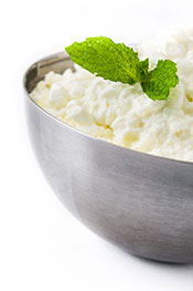 Cuenco De Metal Que Contiene Queso Cottage.