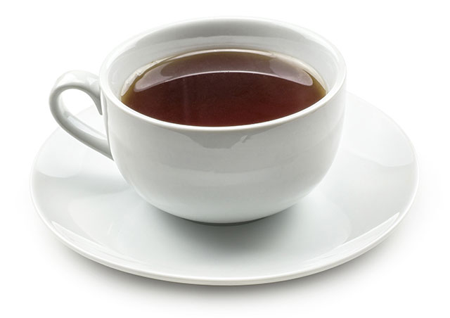 Taza Caliente De Té Negro En Taza Blanca Con Platillo Blanco.
