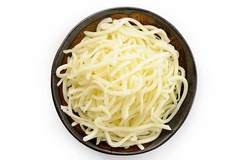 Tazón de queso mozzarella rallado.