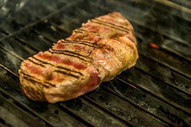 Cocina de solomillo a la llama a la plancha.