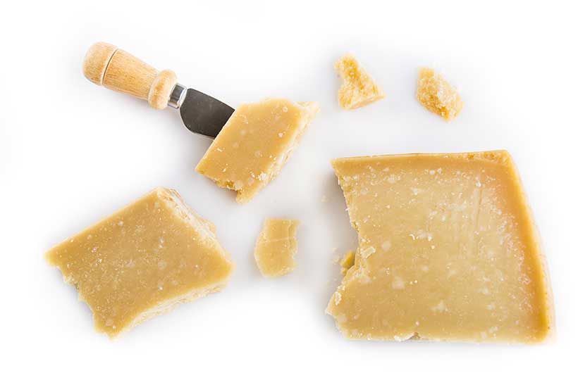 Trozos De Parmigiano-Reggiano Con Cuchillo De Queso.