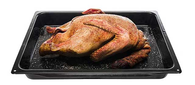 Pato Crudo En Una Bandeja Para Hornear Listo Para Cocinar.