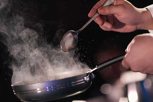 Humo Procedente De Una Sartén.