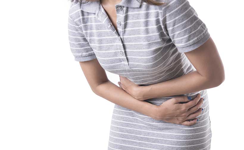 Una Mujer Inclinada Es Dolor Abdominal.
