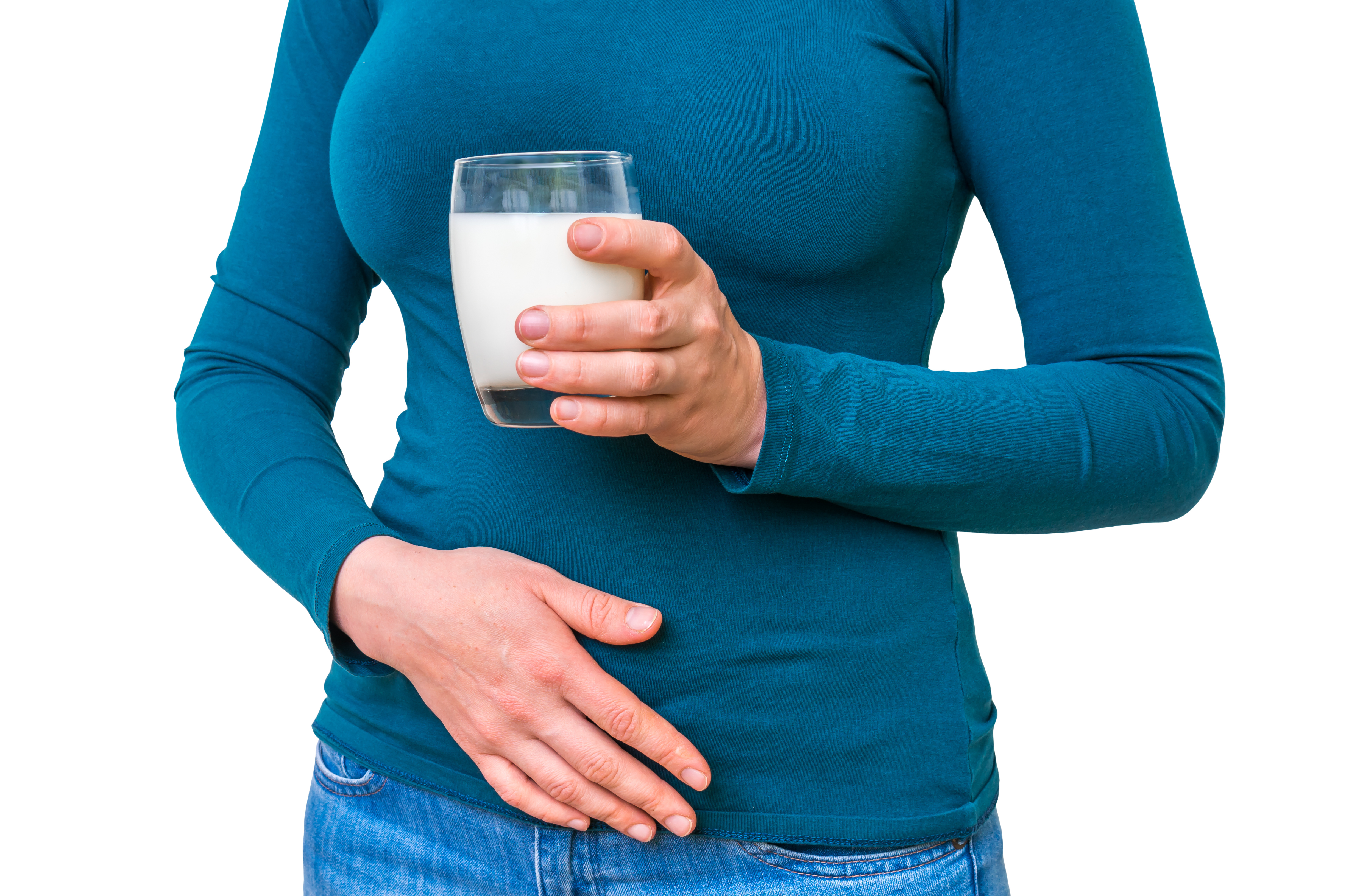 Mujer bebiendo leche y manteniendo su estómago.
