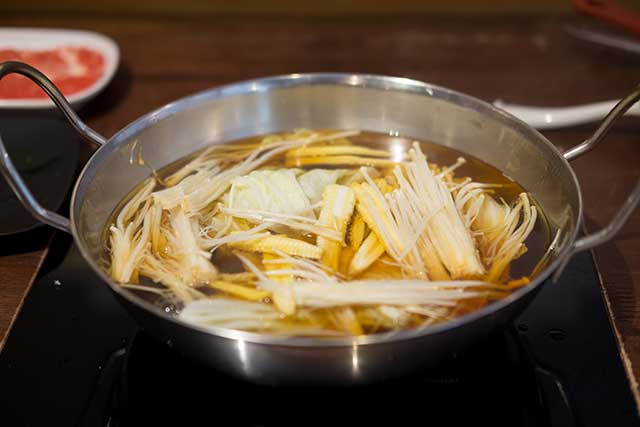 Cuenco de sopa con fideos Enoki.