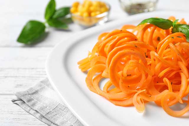 Fideos De Zanahoria En Espiral En Un Plato Blanco.