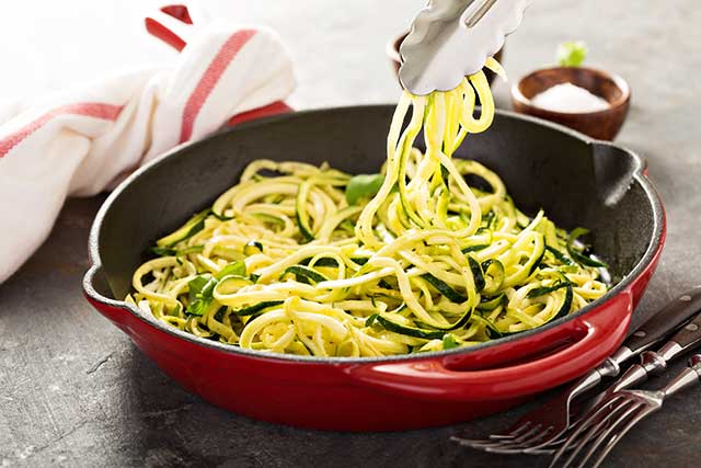Fideos de calabacín en espiral (Zoodles): una alternativa de pasta baja en carbohidratos.