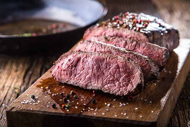 Filete De Carne De Bisonte Picado Sobre Tabla De Madera.