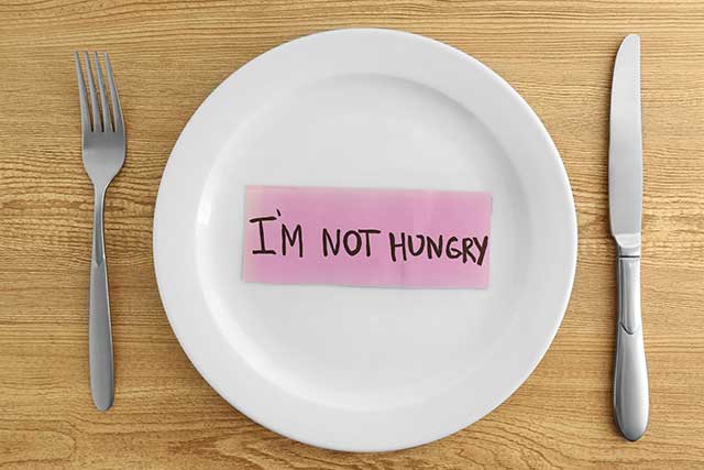 Plato Vacío Con Las Palabras "no tengo hambre" Escrito en él.
